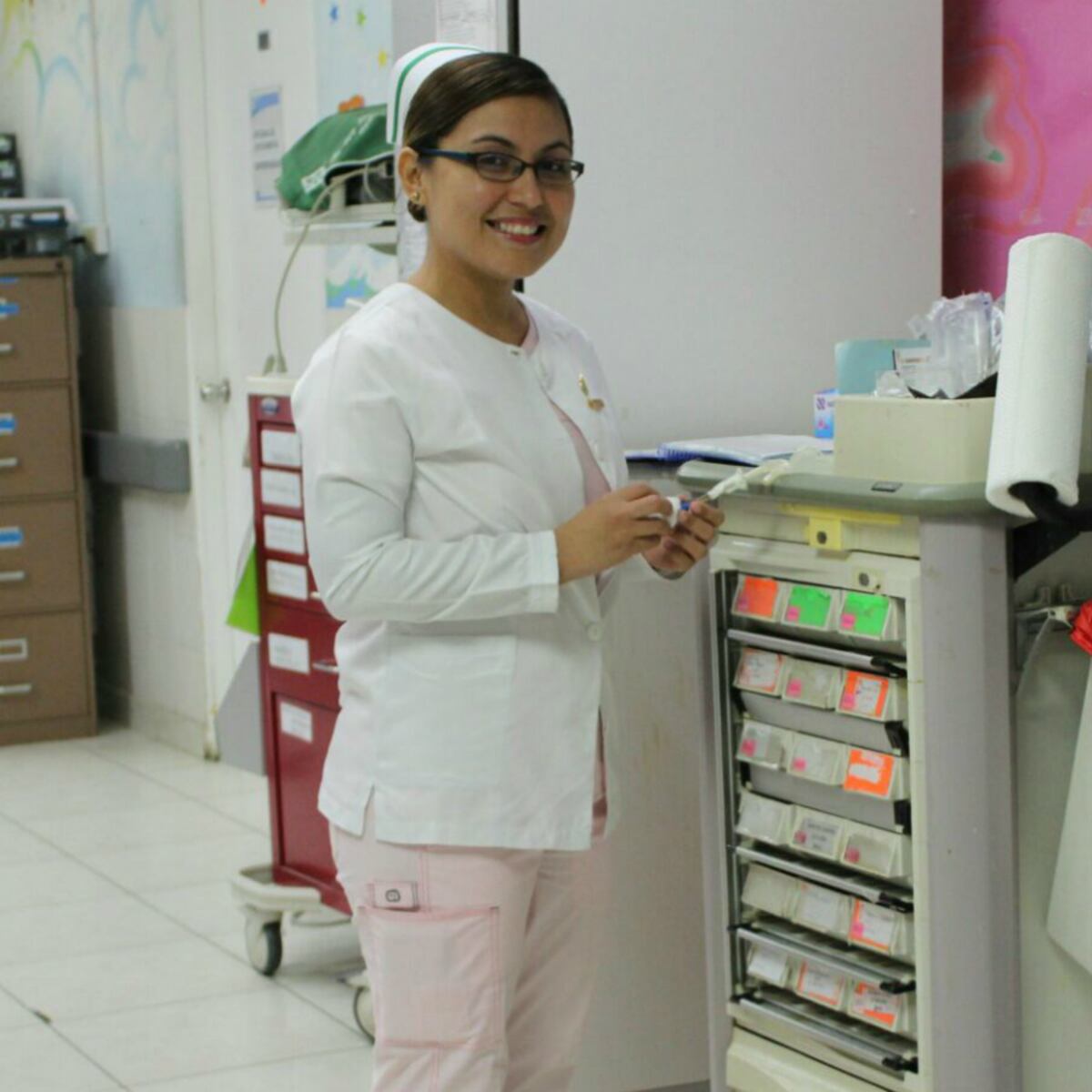 Una enfermera bella, por dentro y por fuera, y su cambio de ‘look’