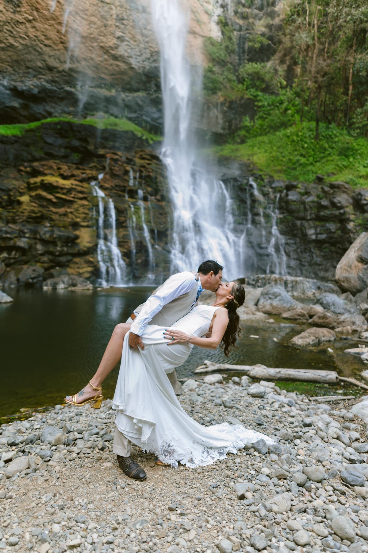La boda en Panamá bajo la caudalosa cascada Kiki en la comarca Ngäbe-Buglé