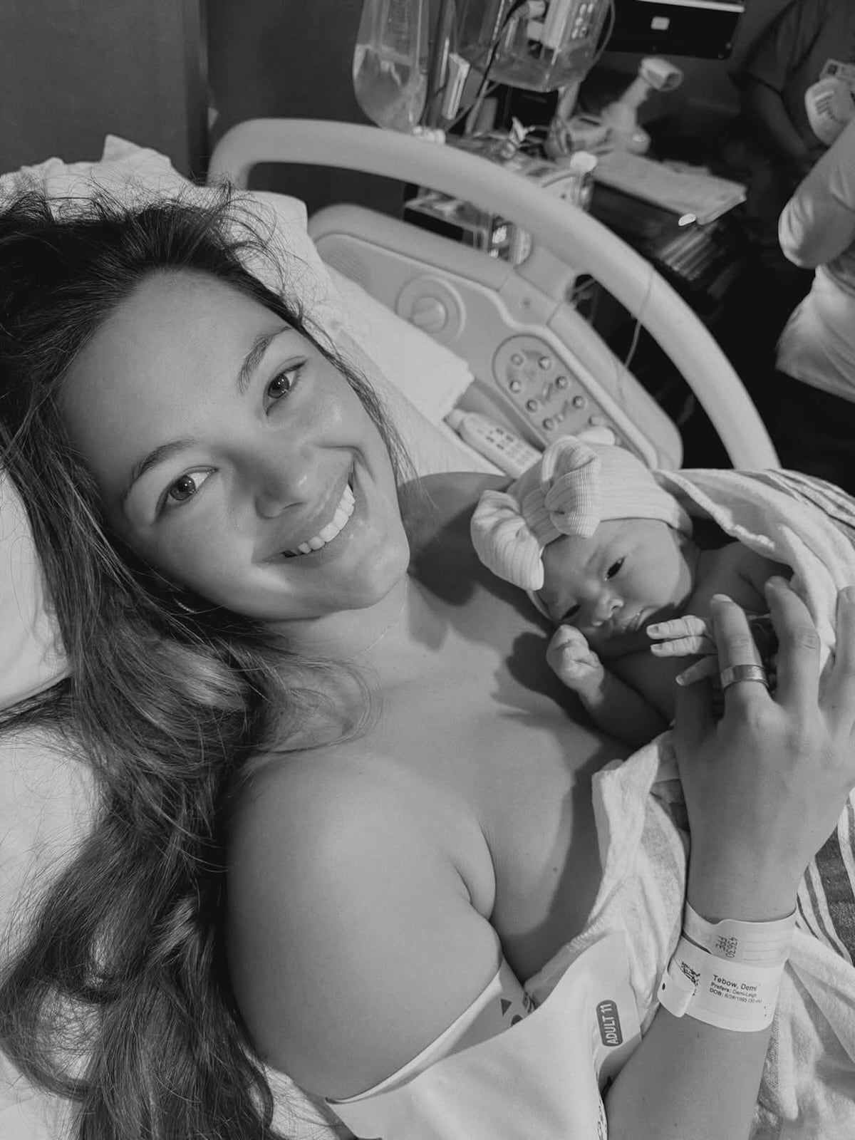 Miss Universo 2017, Demi-Leigh Nel-Peters, celebra la llegada de su hija Daphne Reign Tebow