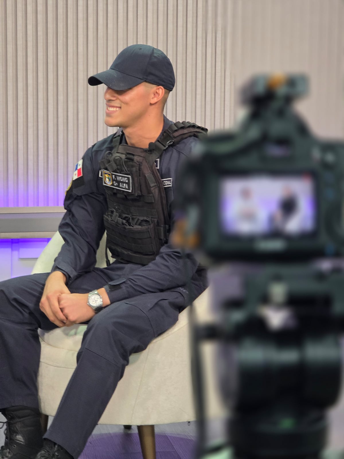 FOTOS: Así recibimos al agente F. Wong de la Policía Nacional en los estudios de ELLAS