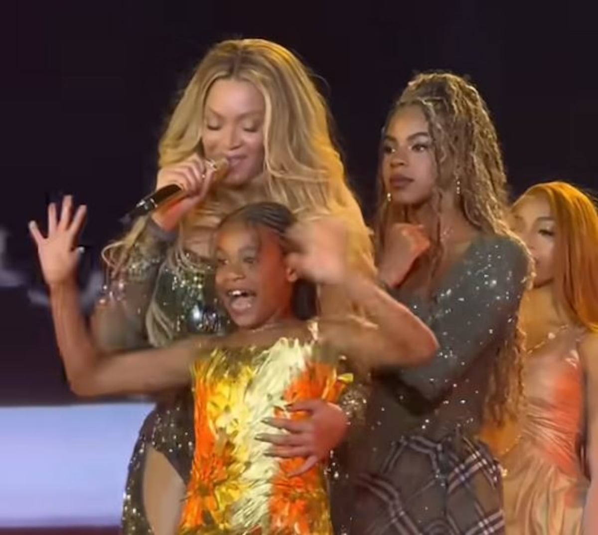 Rumi, la hija menor de Beyoncé, debuta en el escenario junto a su madre