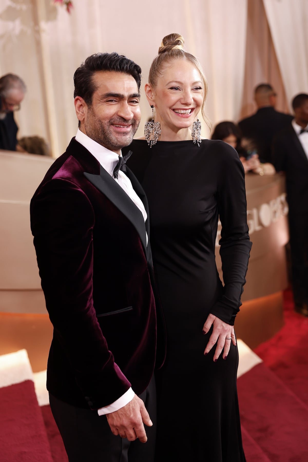 Besos y risas cómplices: parejas de famosos en los Globos de Oro 2026