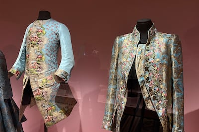 París desempolva el estilo de vestir femenino del siglo XVIII