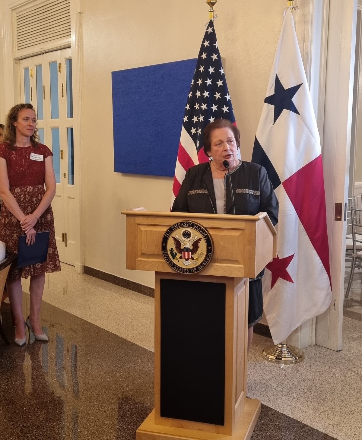 Networking entre mujeres en la residencia de la embajadora de Estados Unidos
