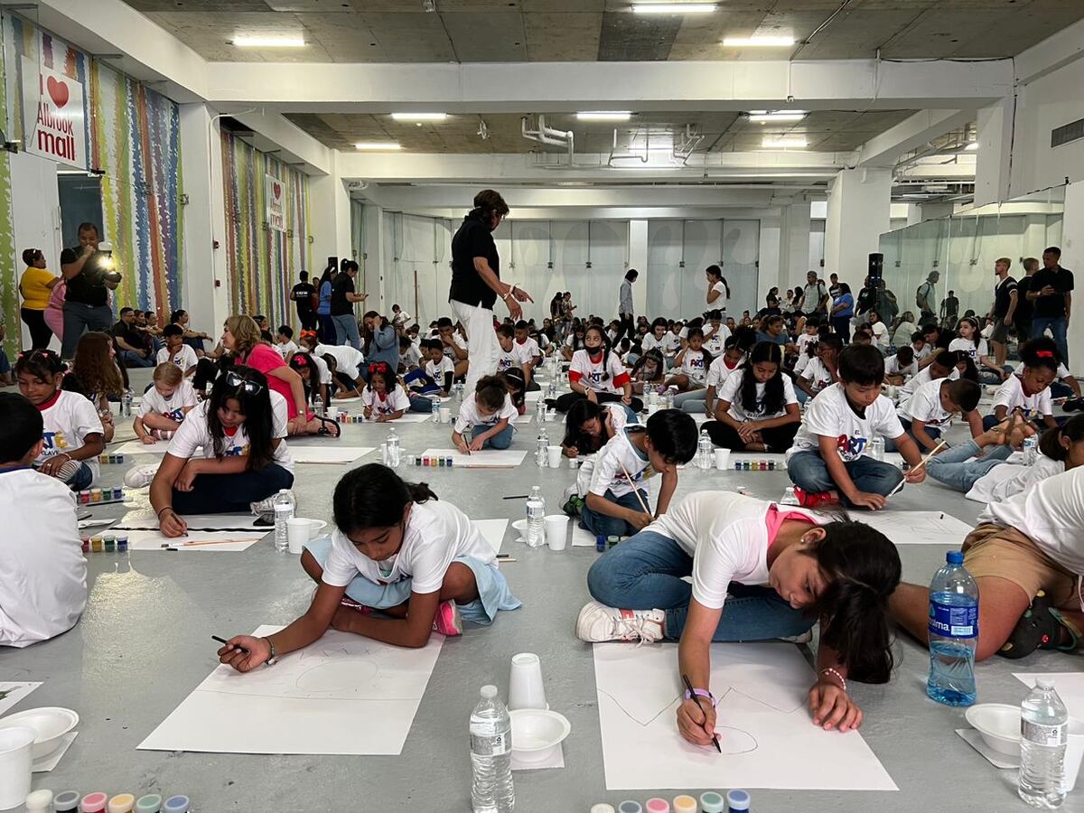 Olga Sinclair invita a donar a favor de más talleres de pintura masivos para niños