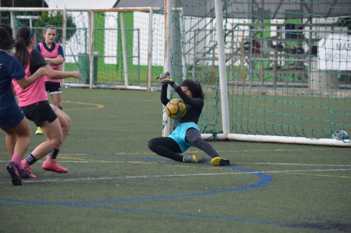 Arquitecta panameña y licenciada en salud es la nueva portera de un club de fútbol internacional