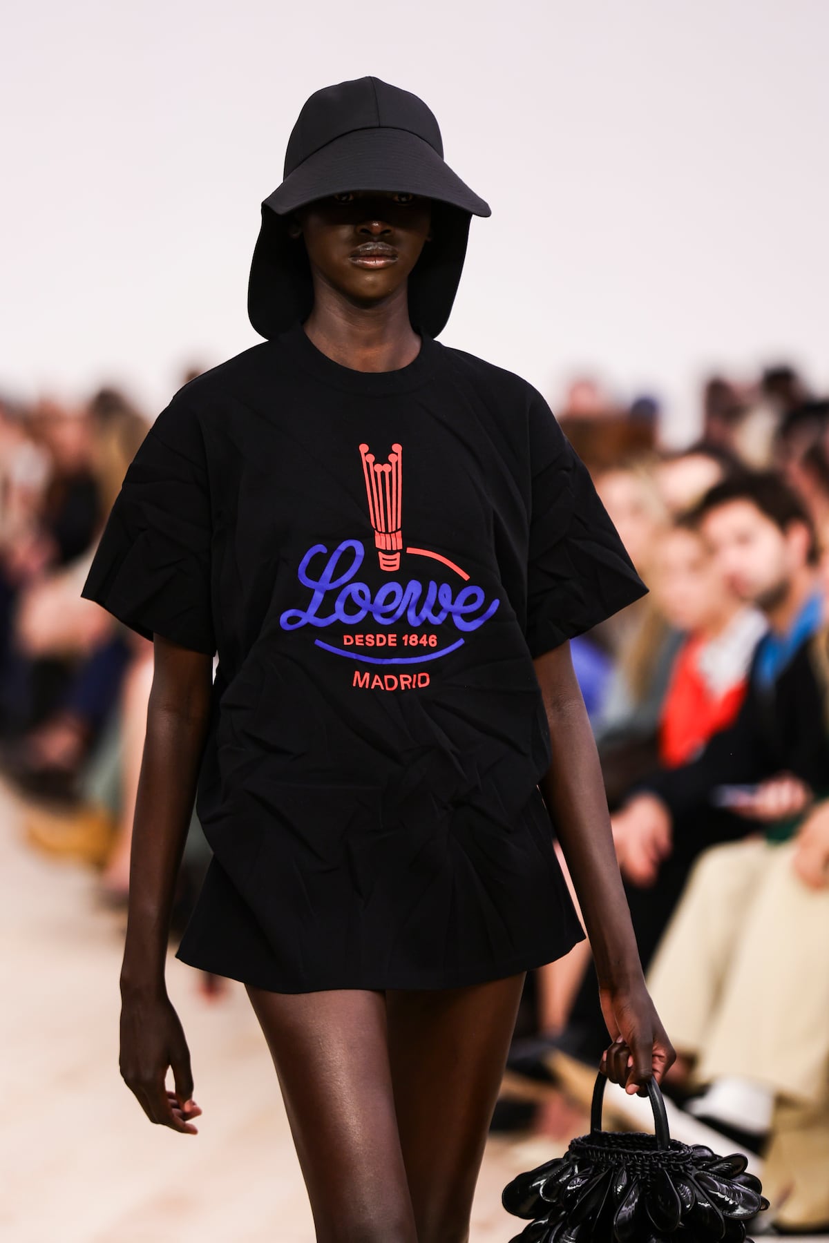 El Loewe “a cuatro manos” desata ovaciones en la pasarela de París