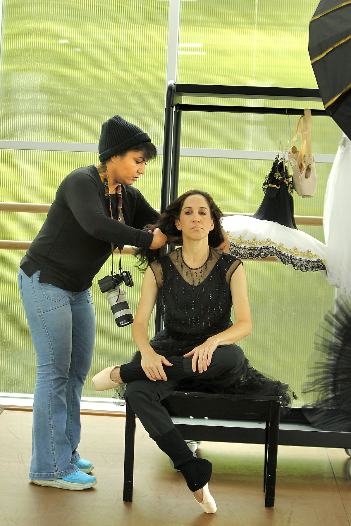 Tras cámara de la sesión de portada de ELLAS con Maruja Herrera, ministra de Cultura 