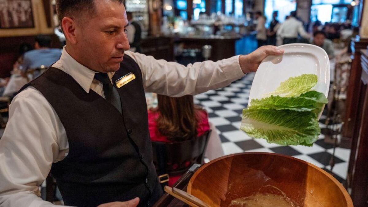 Cómo se creó la ensalada César en la frontera entre México y Estados Unidos (y por qué es un símbolo de la globalización)