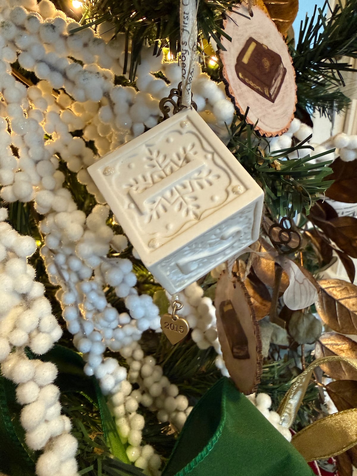 Entre ornamentos mágicos y recuerdos familiares: la decoración navideña de Nicolle Ferguson