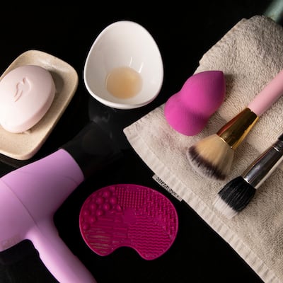 Aprende a lavar tus brochas y esponjas de maquillaje correctamente