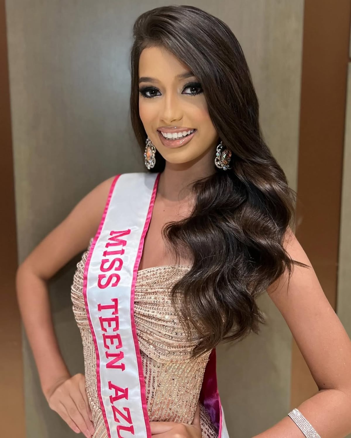 Italy Mora entrena a su hermana menor para concursar en el Miss Teen Panamá 