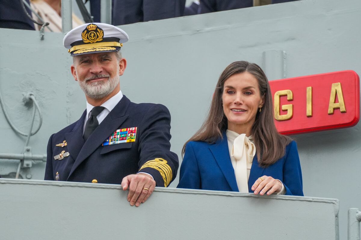 Con un traje azul marino y una diadema, la reina Letizia despide a su hija, la princesa Leonor