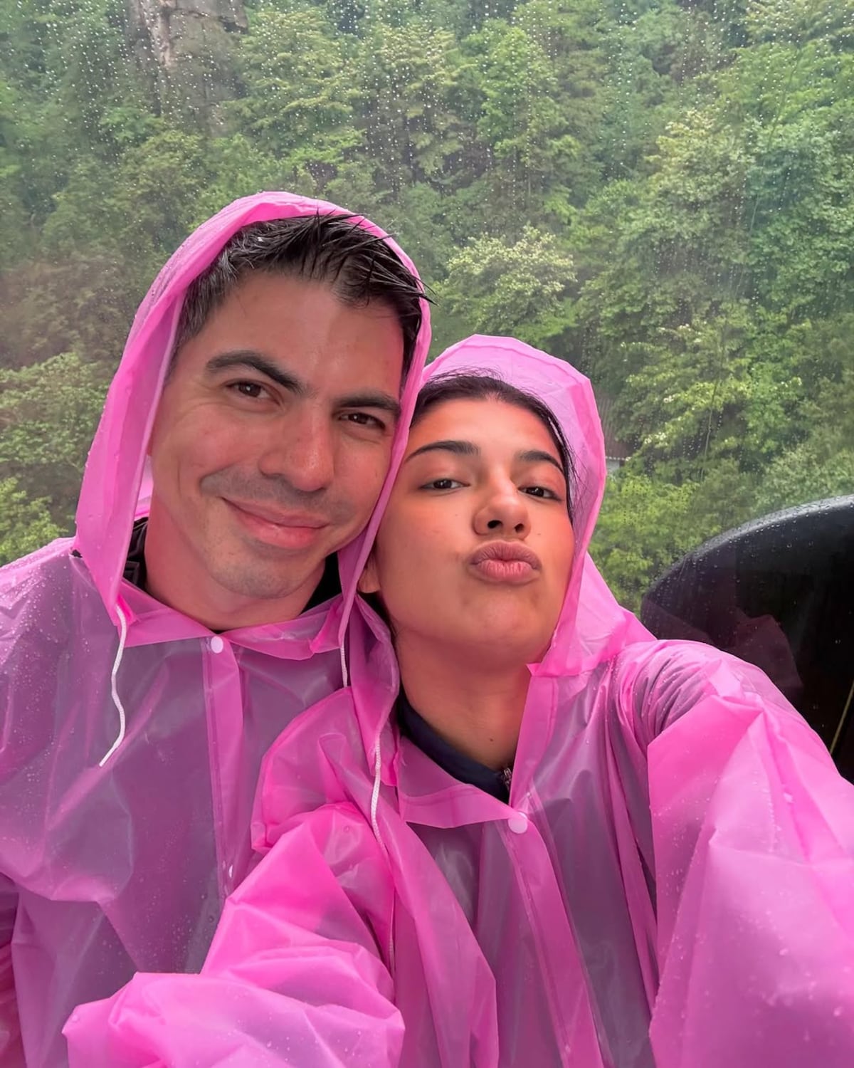 El ex-candidato vicepresidencial Richard Morales y la cantante Ana Elisa Miranda viajan juntos a China