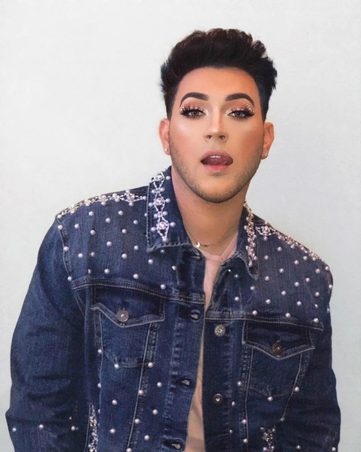 Cinco chicos expertos del maquillaje en redes sociales