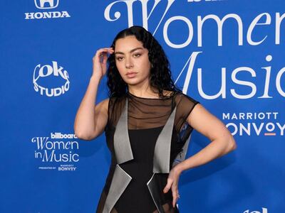 La cantante Charli XCX llevará a la pantalla ‘The Moment’, una película basada en su vida