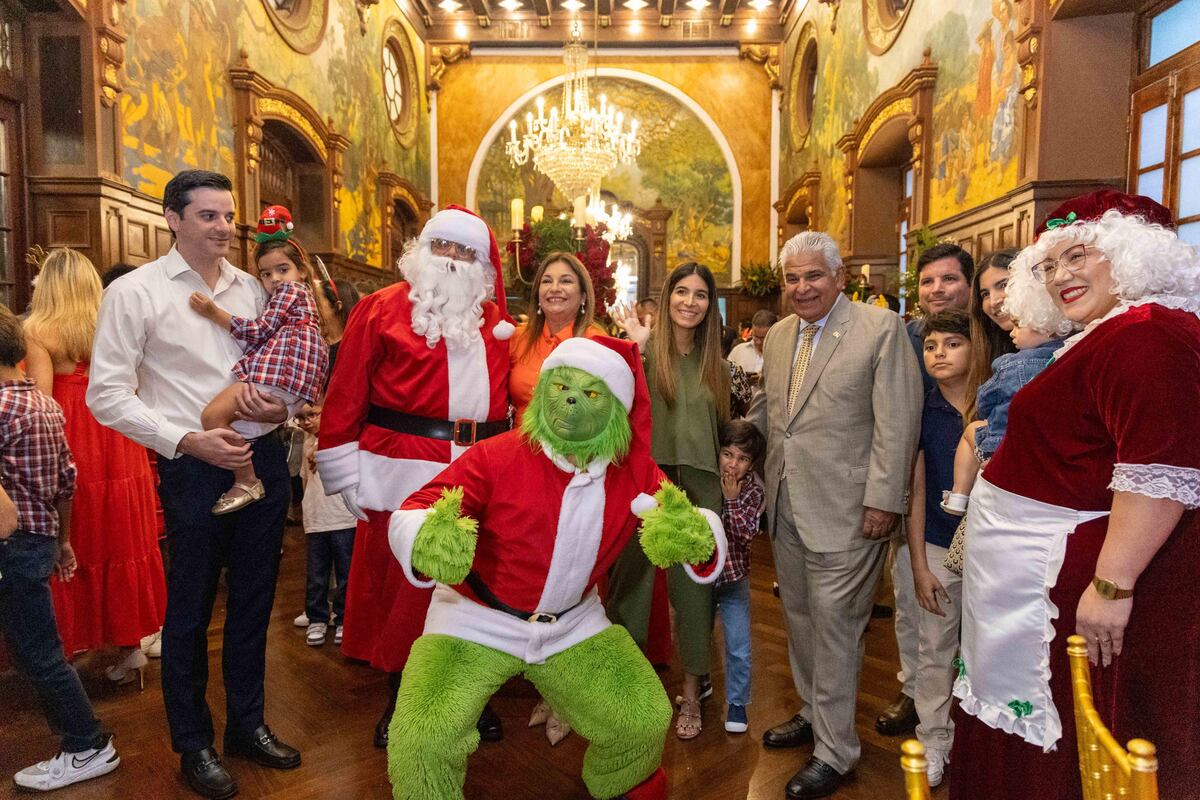 Así fue el encendido de luces navideñas en el Palacio de las Garzas