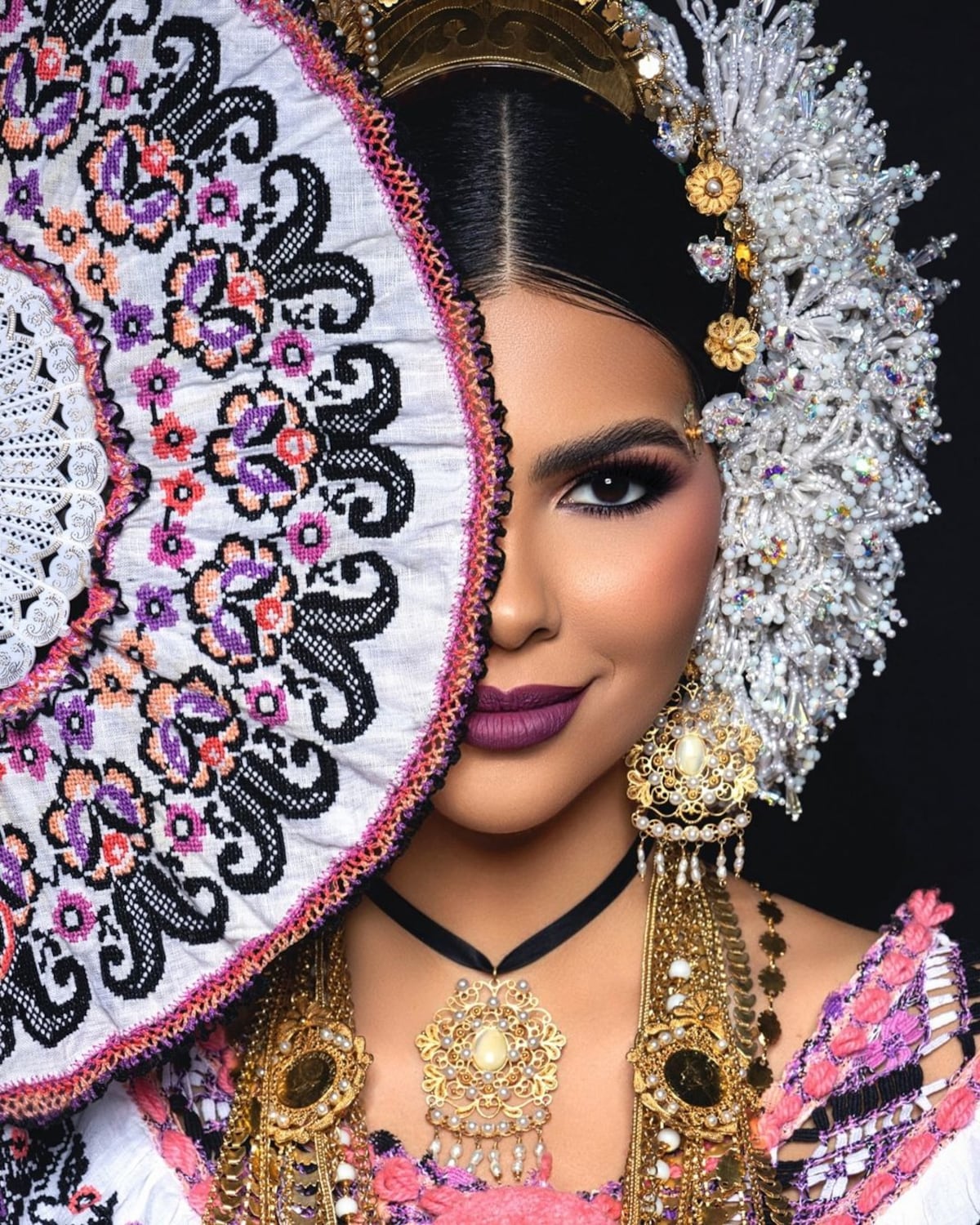 Una Miss Universo empollerada: las fotos oficiales Sheynnis Palacios y Natasha Vargas luciendo polleras de gala