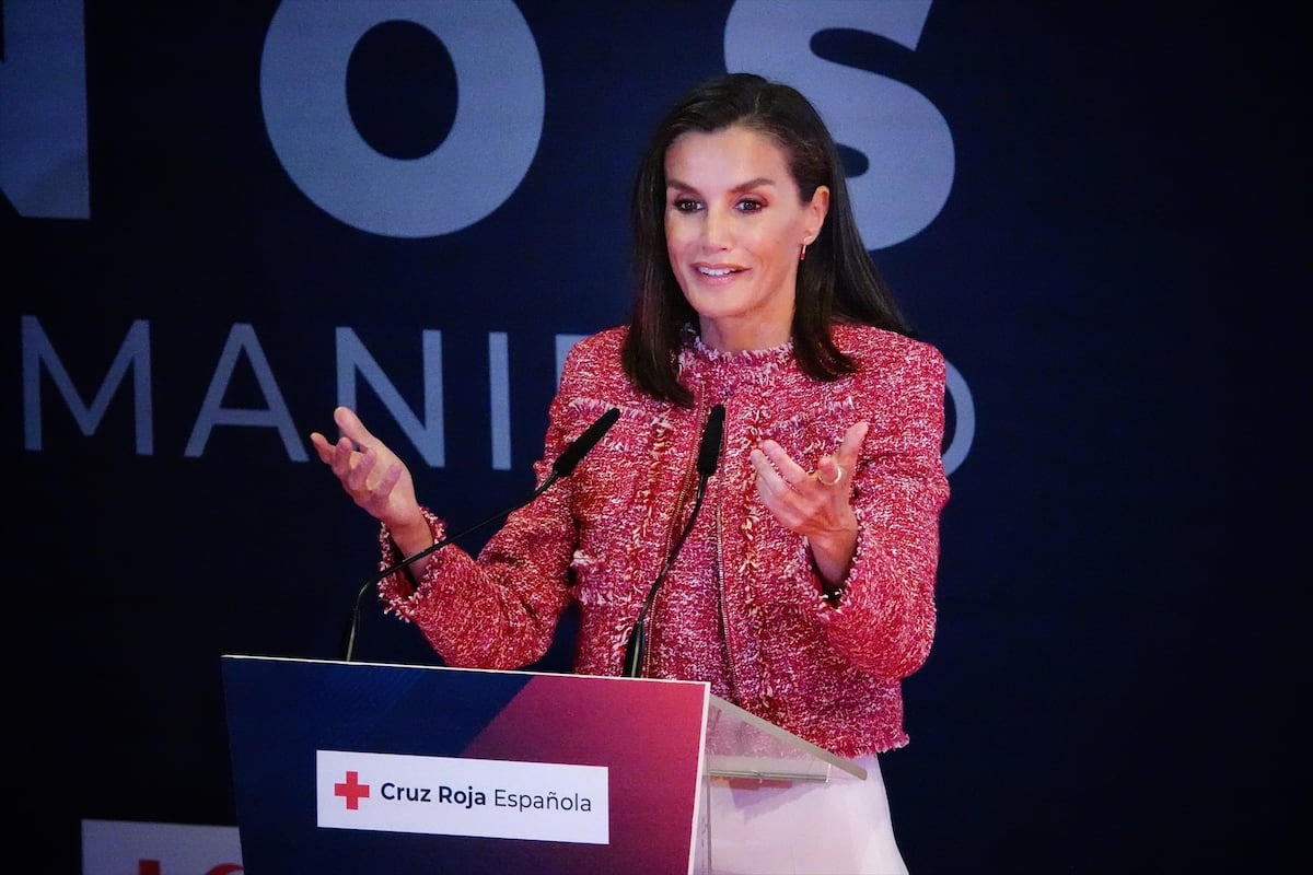 En zapatillas y pantalón blanco, el look infalible de la reina Letizia por estos días