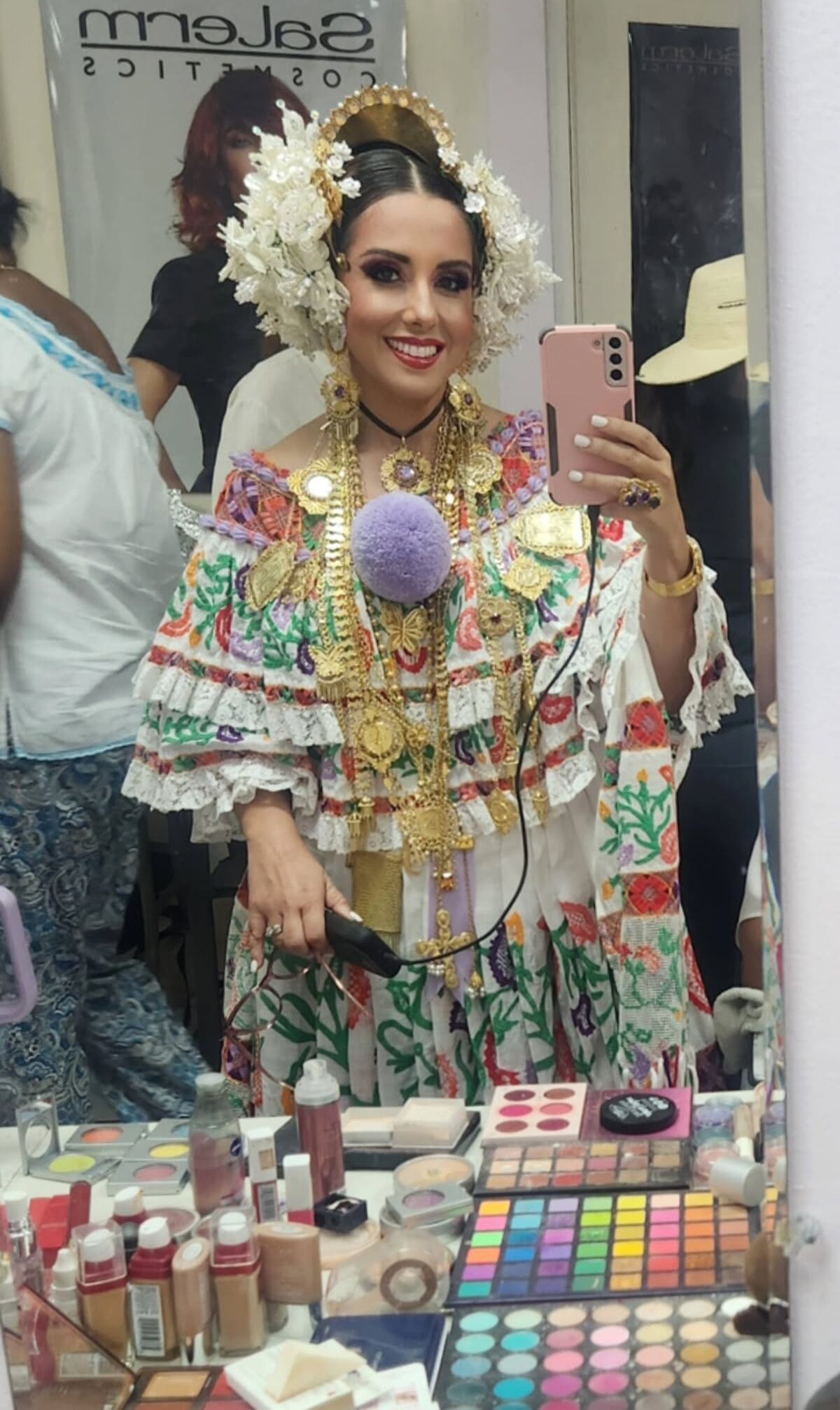 Maricel de Mulino, Irma Hernández, Nicolle Ferguson y otras personalidades en el Desfile de las Mil Polleras