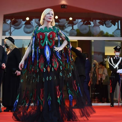 Lo ‘chic’ es repetir:  Cate Blanchett reutiliza y dona sus vestidos