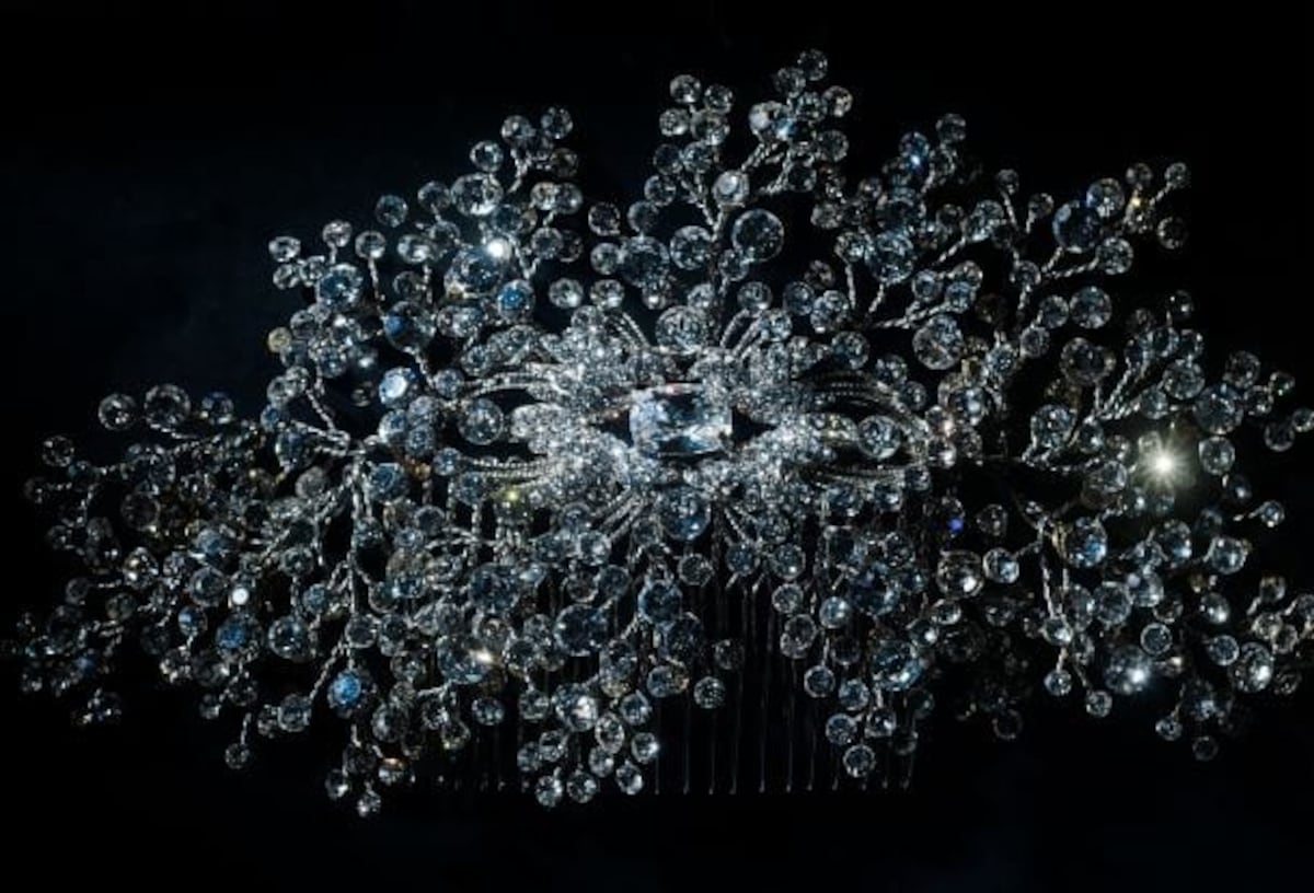 Al altar con rizos y velo