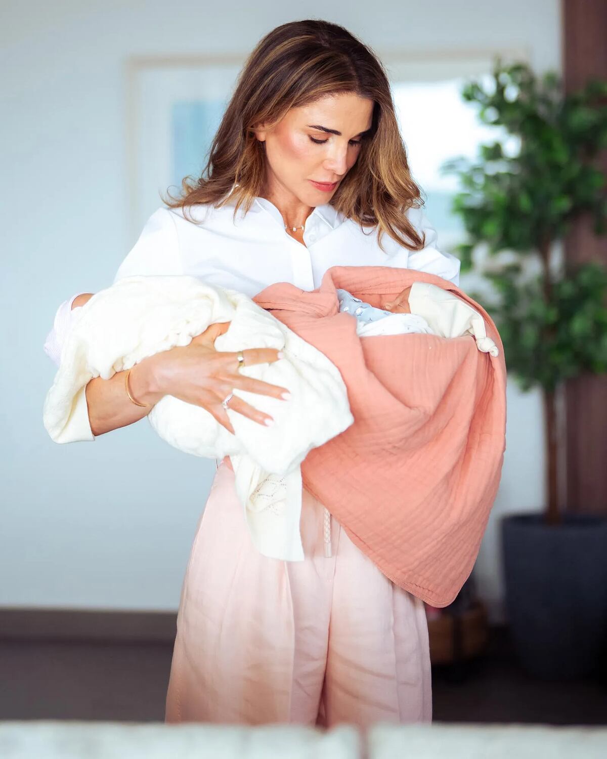 La reina Rania de Jordania presenta a sus nietas gemelas, una llamada como ella