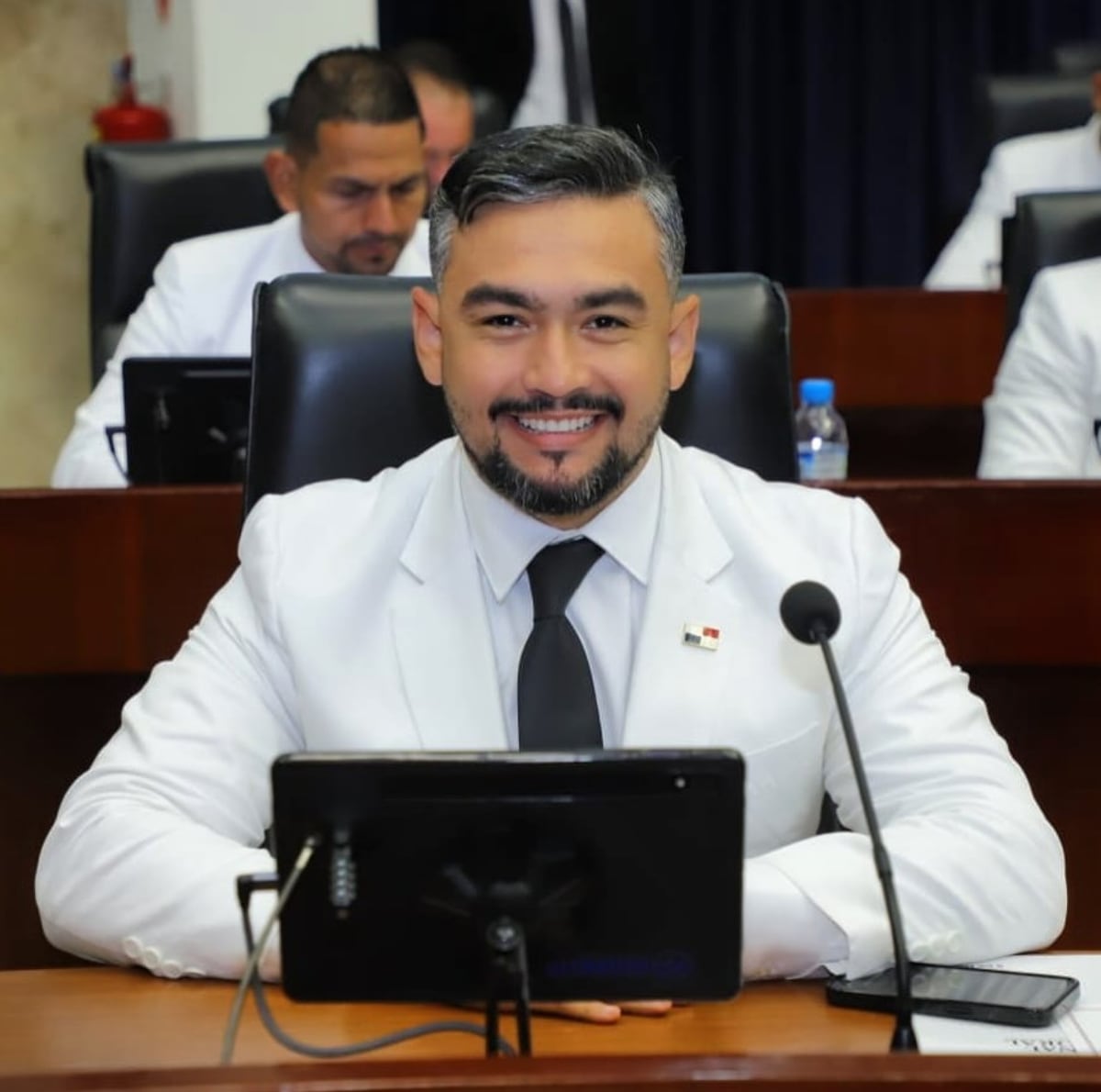 7 nuevos diputados panameños en traje blanco