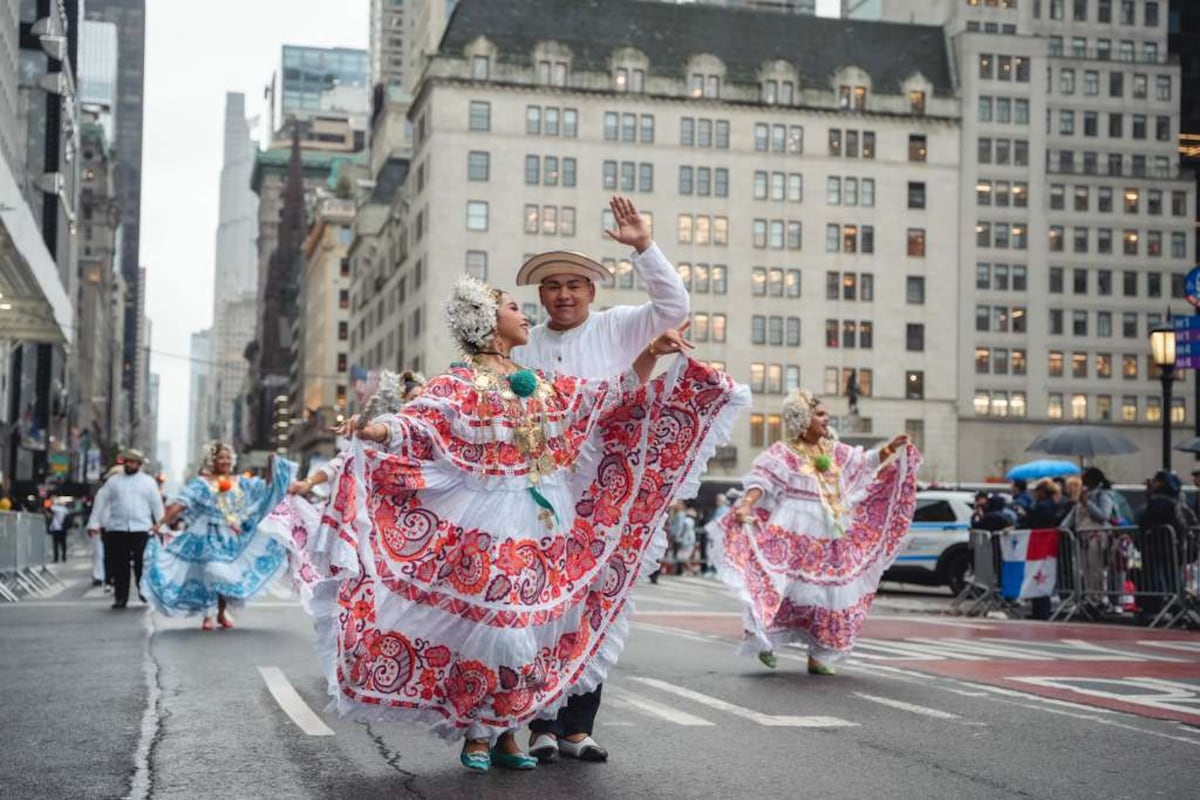 Bandas, conjuntos folclóricos y reinas: panameños desfilan en el Día de la Hispanidad en Nueva York