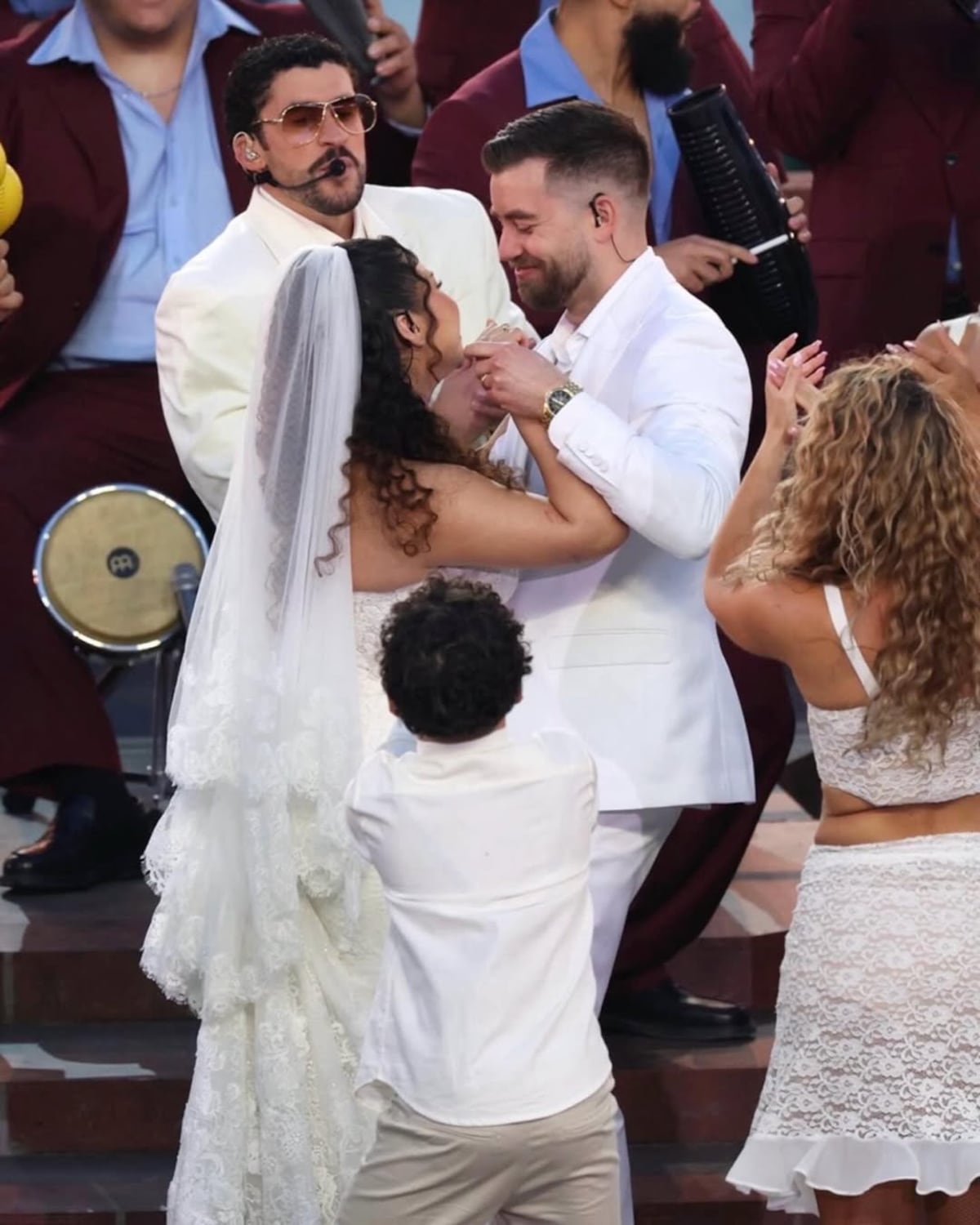 ¡Sí fue real! La pareja que se casó durante el ‘show’ del Super Bowl y tuvo a Bad Bunny de testigo