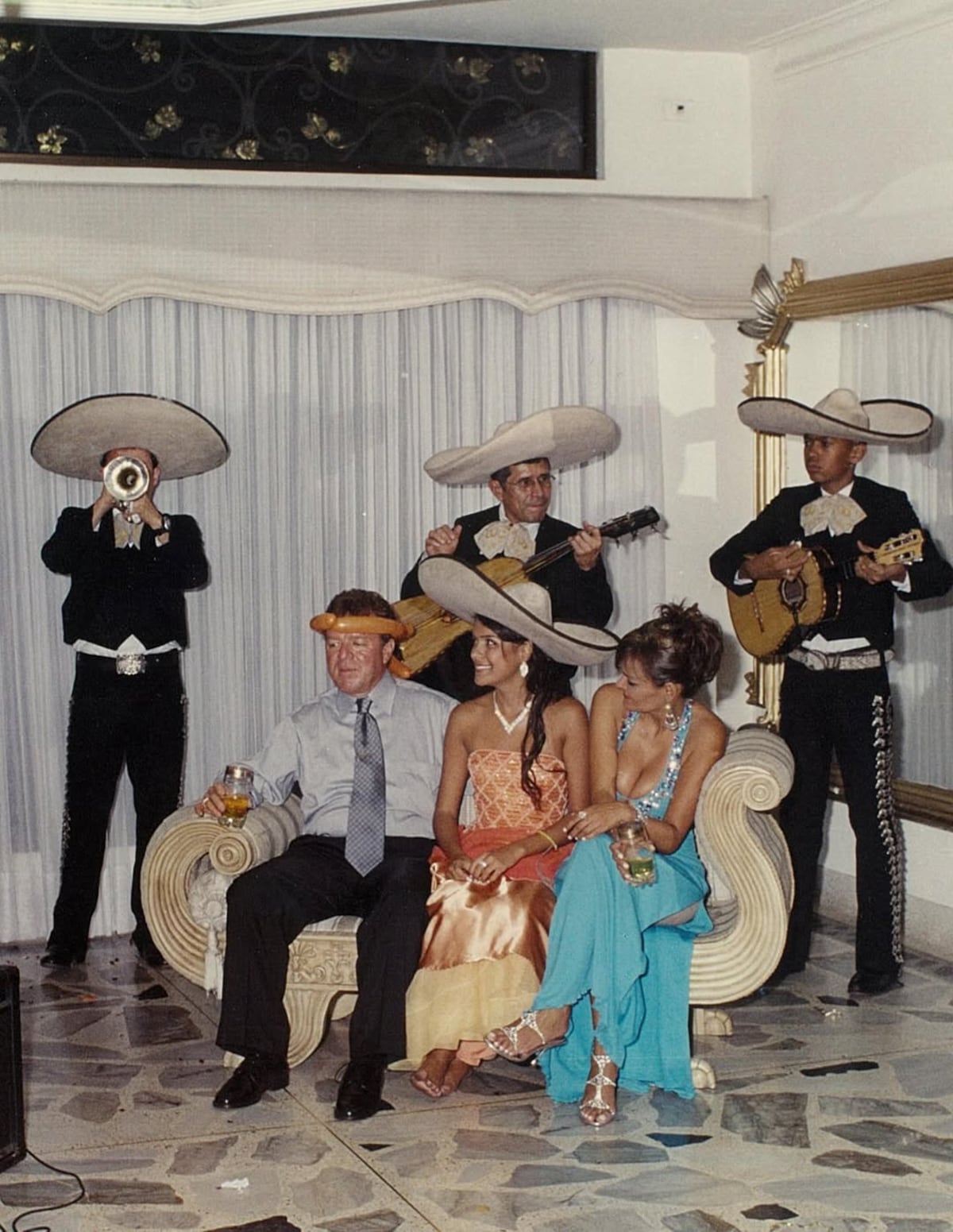 Con estas fotografías, la cantante Karol G revive su fiesta de 15 años