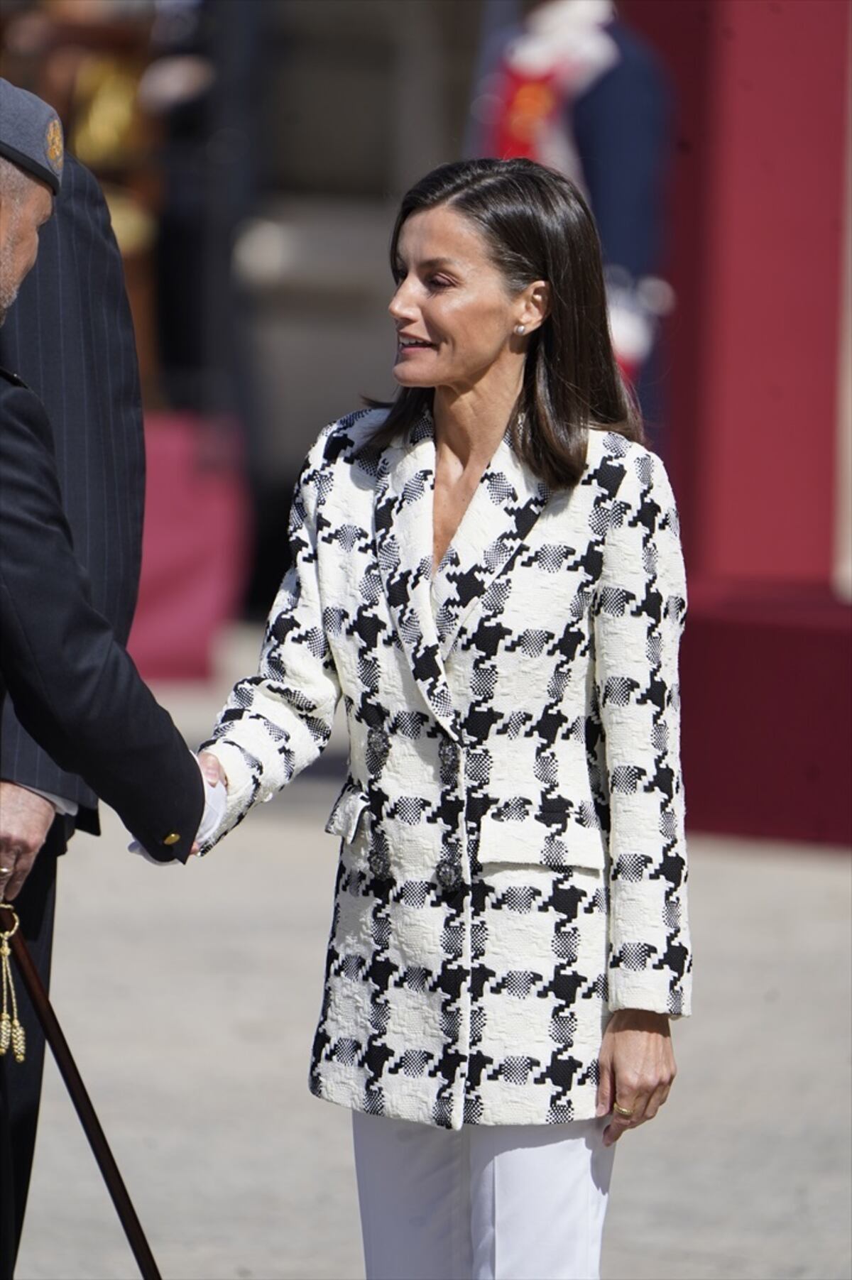 En zapatillas y pantalón blanco, el look infalible de la reina Letizia por estos días