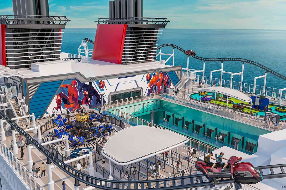 Casi 7 mil pasajeros y la montaña rusa más grande en altamar: así es el Disney Adventure, el crucero que ha hecho historia al cruzar el Canal de Panamá