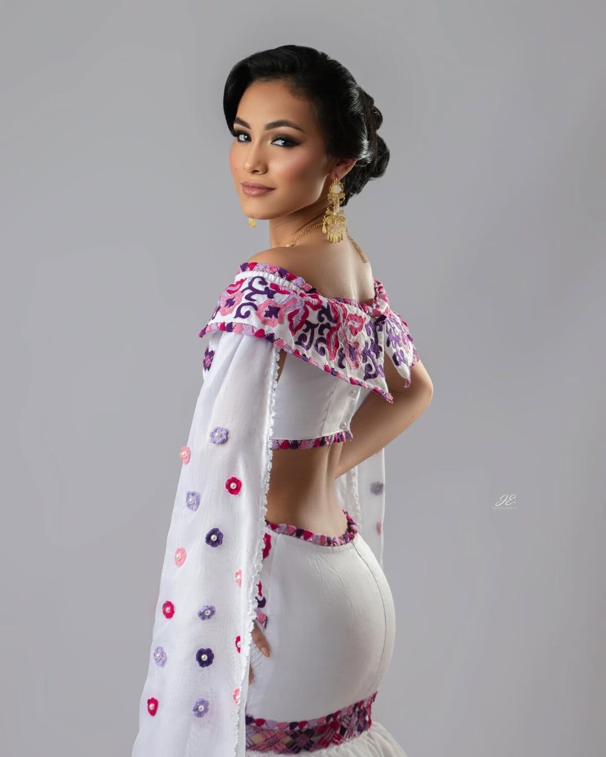 El vestido estilizado de coronación de la Señorita 28 de noviembre de Chepo