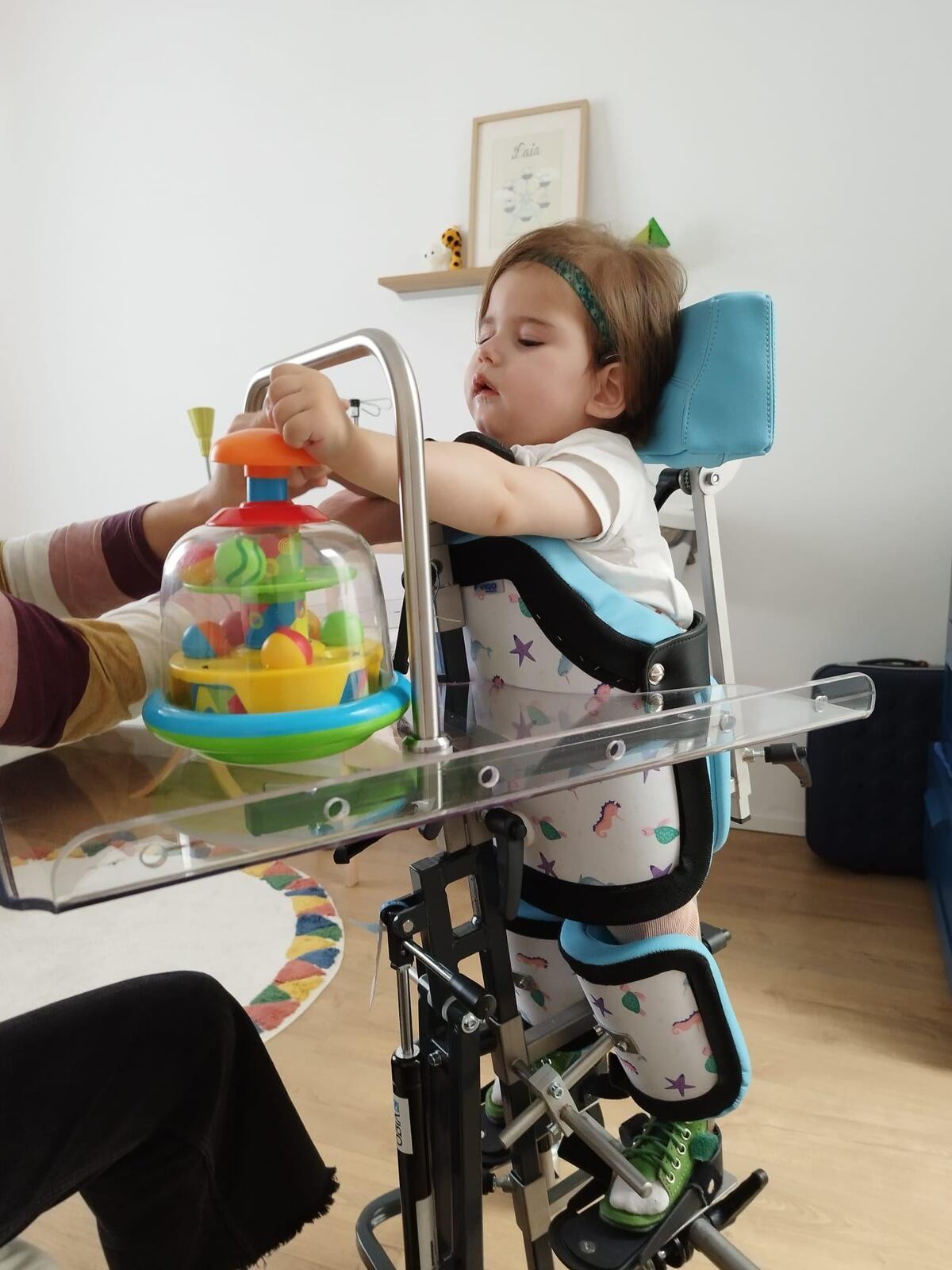 “Descubrí que mi hija era sorda al poco de nacer, pero fue solo el principio de una enfermedad ultrarrara para la que busco cura”