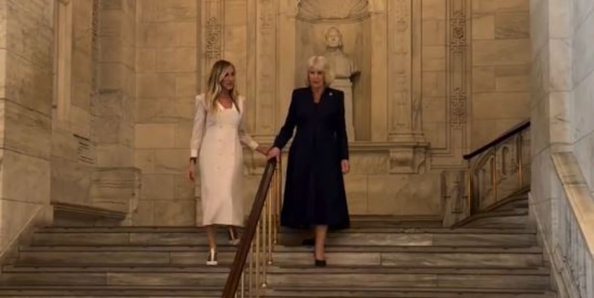 La reina Camila de Inglaterra y su visita a la Biblioteca Pública de Nueva York guiada por la actriz Sarah Jessica Parker