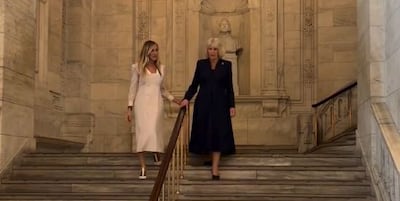 La reina Camila de Inglaterra y su visita a la Biblioteca Pública de Nueva York guiada por la actriz Sarah Jessica Parker