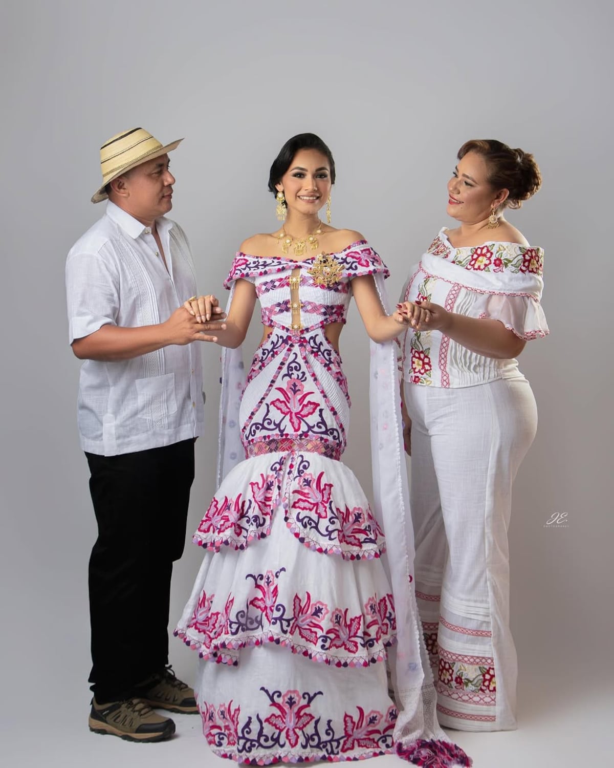 El vestido estilizado de coronación de la Señorita 28 de noviembre de Chepo