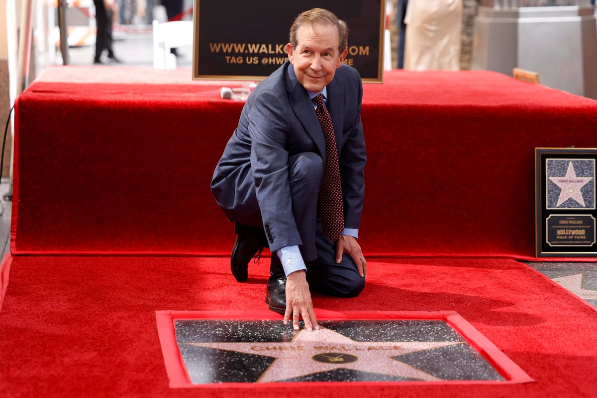 Chris Wallace recibe una estrella en Hollywood junto a la de su padre, Mike Wallace