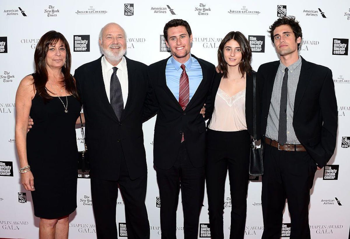 Quién es Nick Reiner y cuáles son los cargos que enfrenta por el asesinato de sus padres, el cineasta Rob Reiner y la fotógrafa Michele Singer Reiner