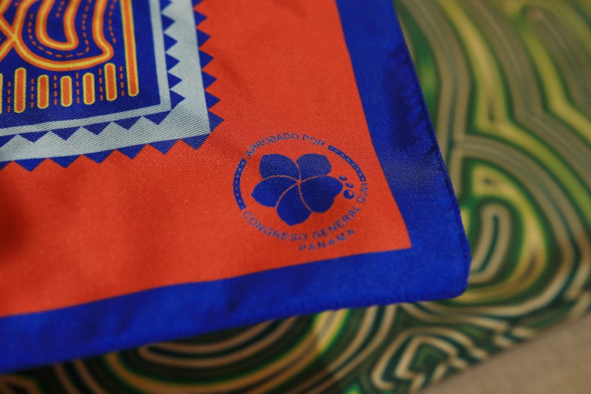 Franklin Panamá: molas en pañuelos de seda