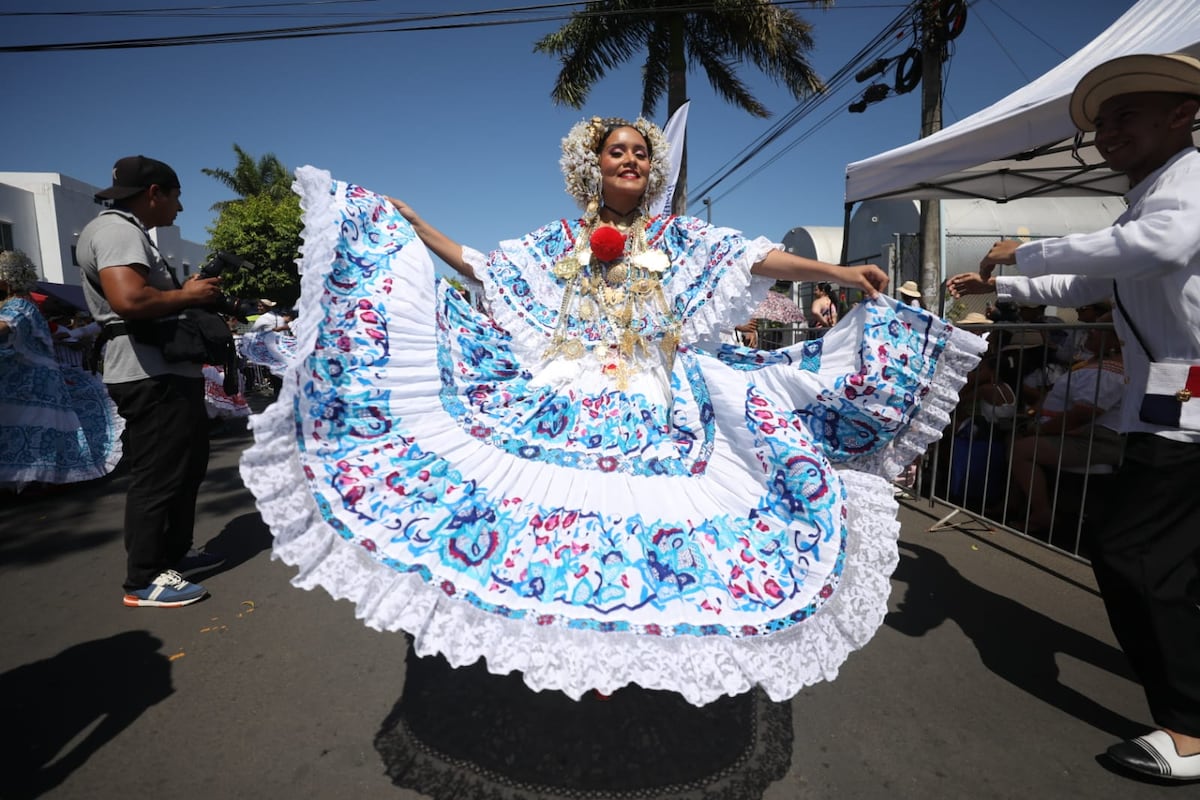 Un año más de tradición en el Desfile de las Mil Polleras