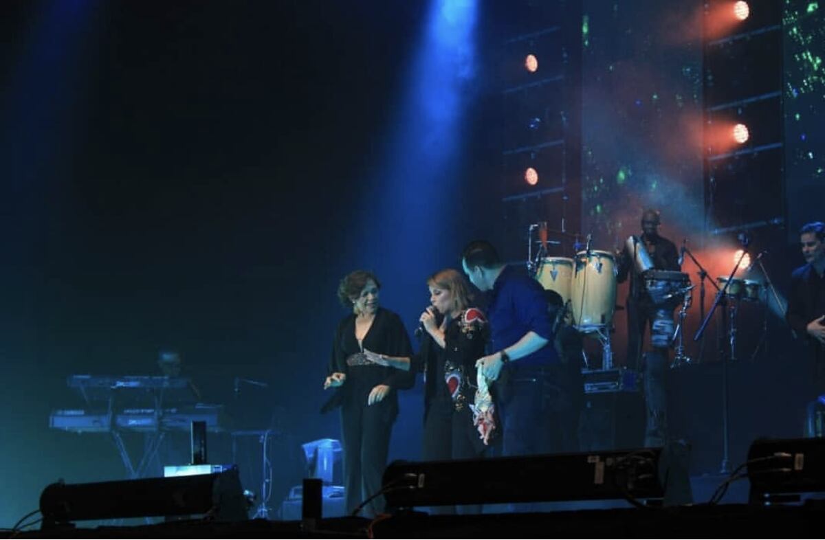 Así fue como subastó Olga Tañón sus zapatos en Panamá