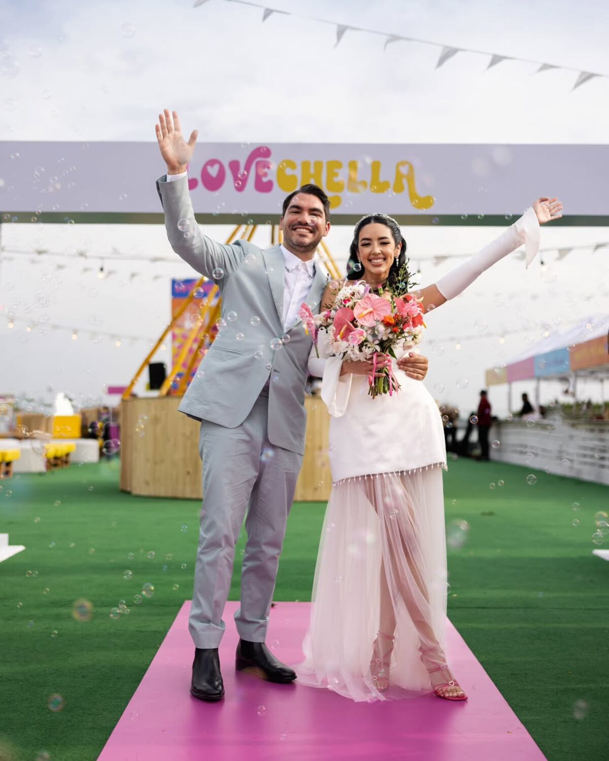 Un pastel decorado con 66 rosas y tres vestidos de novia: la boda de Dayana y Gio 