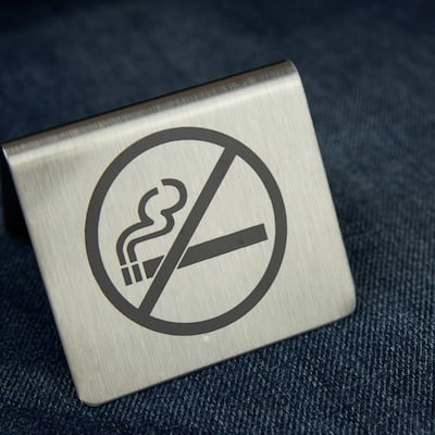 Mi vecino se la pasa fumando en su apartamento, ¿qué puedo hacer?