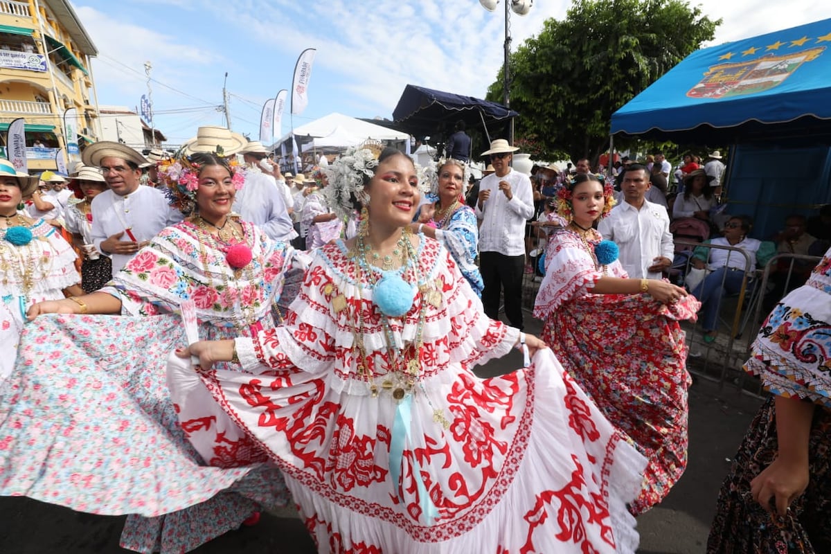 Un año más de tradición en el Desfile de las Mil Polleras