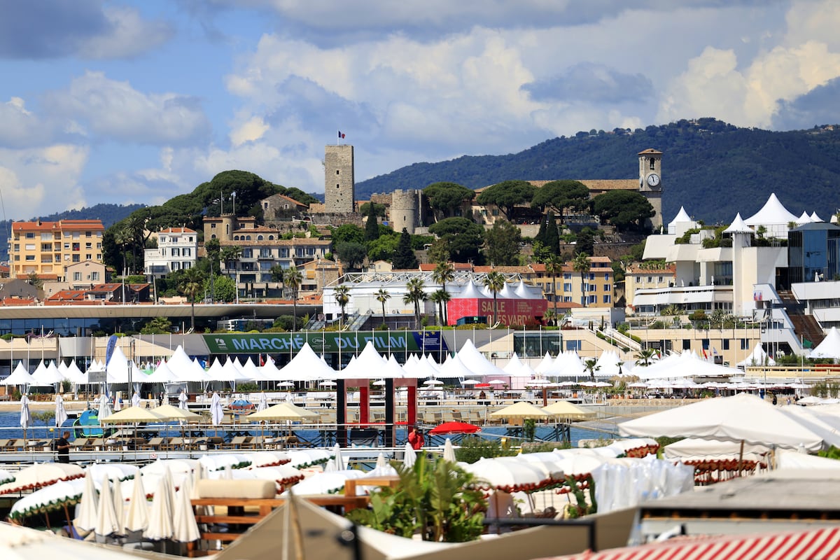 Cannes llama a sumarse al abrazo más famoso del cine