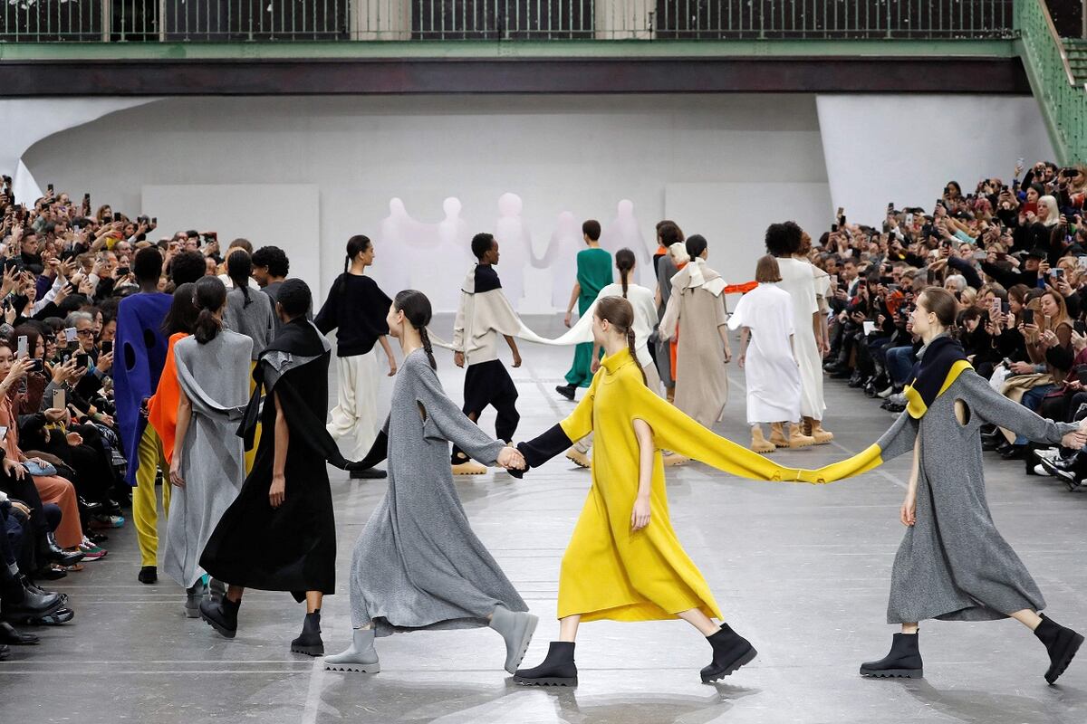 La moda dice adiós al diseñador Issey Miyake, pionero del uso de ropa cómoda 