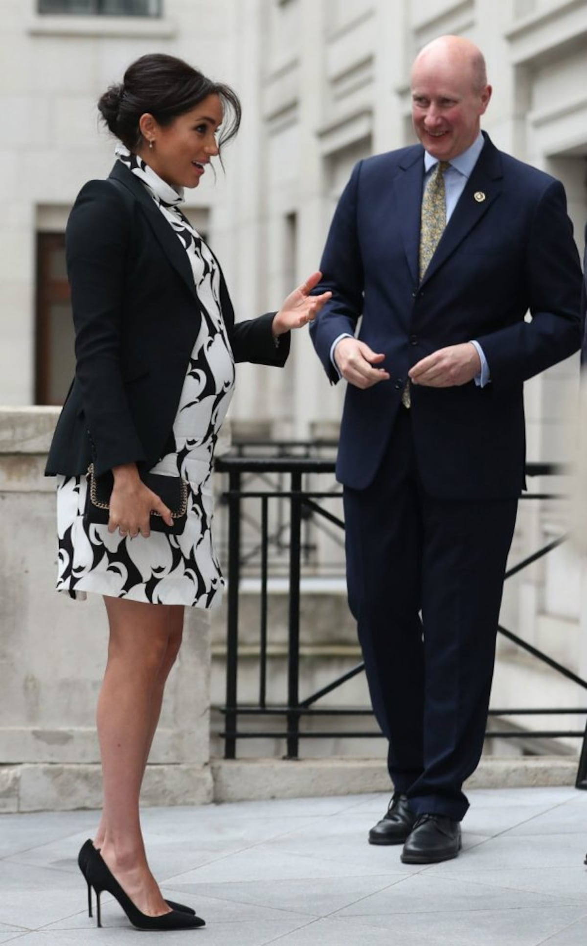 Meghan, embarazada y en tacones, conmemora el Día Internacional de la Mujer