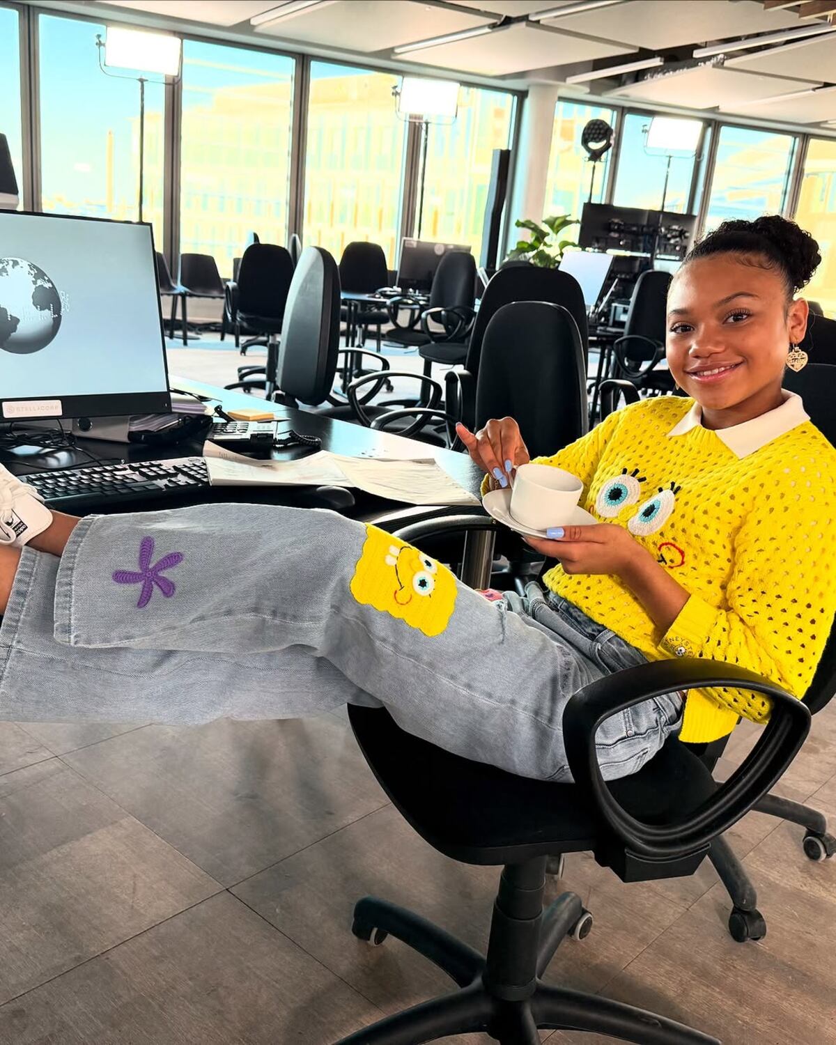 Jazzy, la mini reportera panameña, en cobertura de la Semana de la moda de París